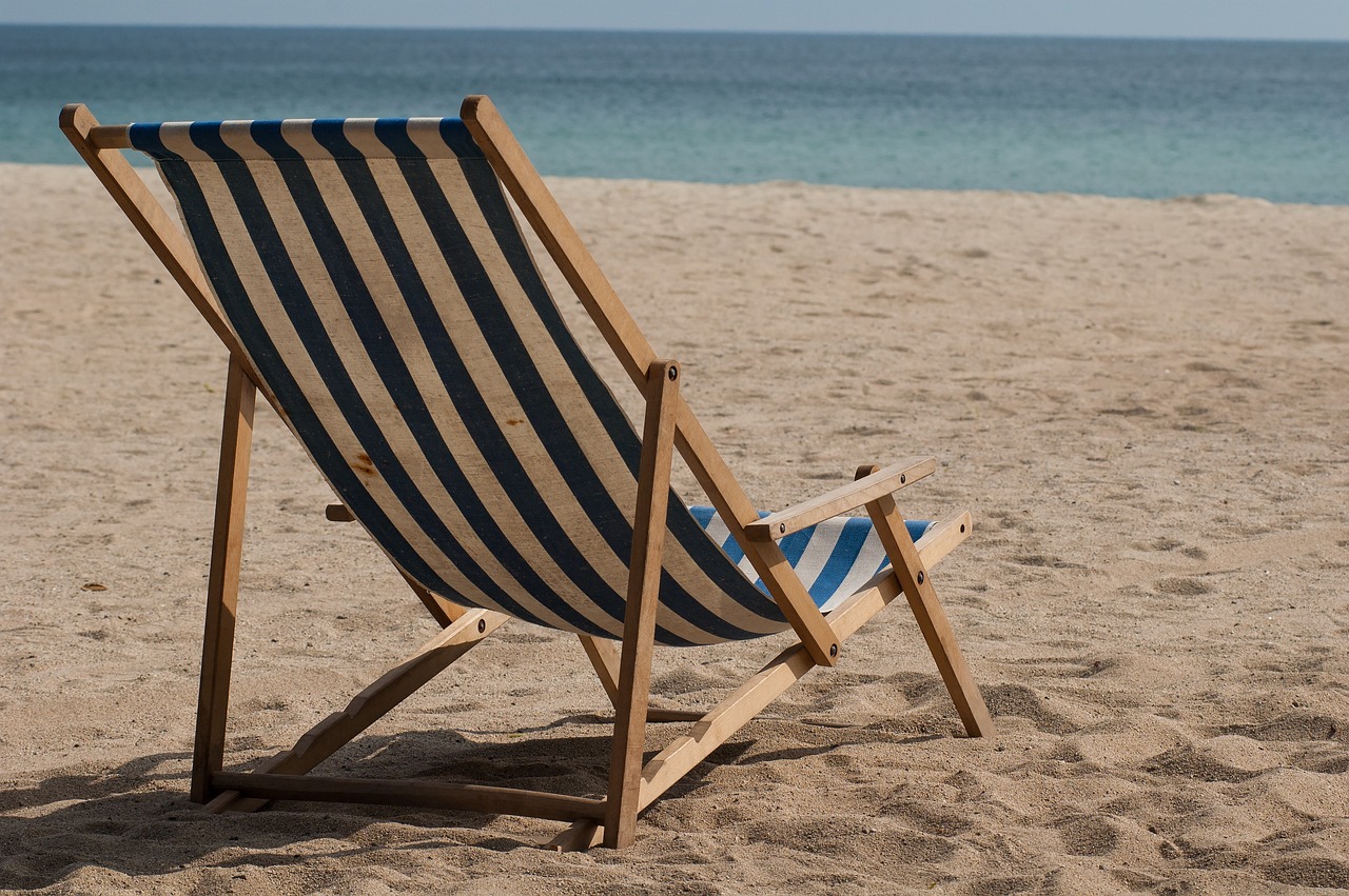 Geniet het hele jaar door van ontspanning met een kleurrijke strandstoel in je tuin
